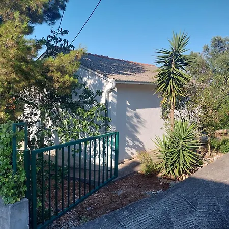 Peaceful & Cozy Rest House, 80m From