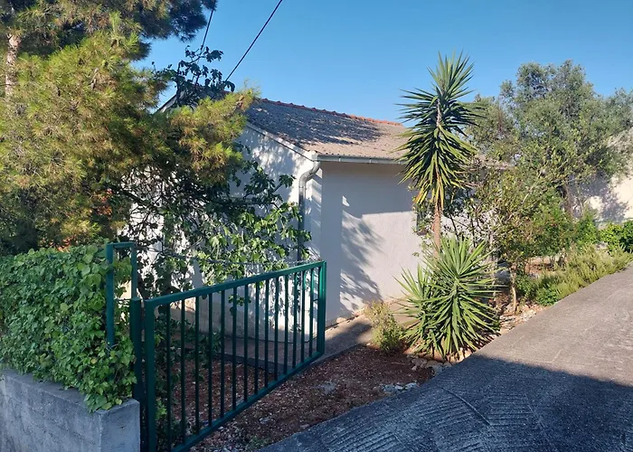 Peaceful & Cozy Rest House, 80m From